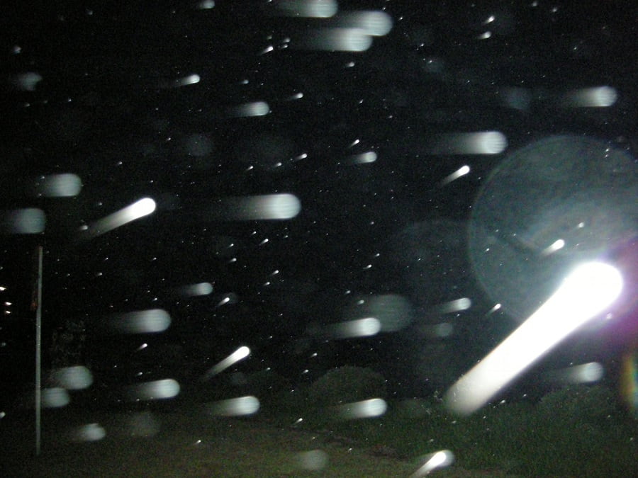 یک علت کار نکردن دید در شب دوربین مداربسته ظاهر شدن نقاط متحرک ناشی از شرایط آب‌وهوایی مانند مه و باران است.